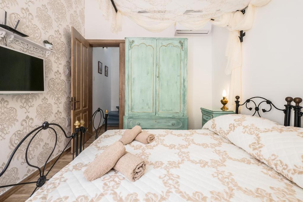 a bedroom with a bed with a teddy bear on it at Kharmen A 1565s House with Seaviews in Birgu