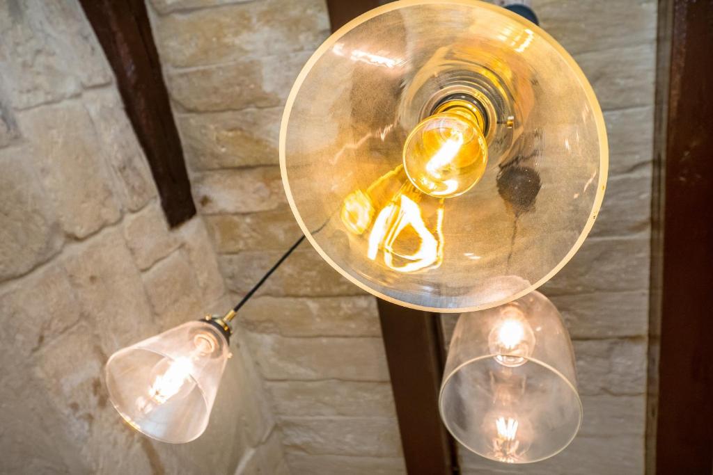 aendant light with a bottle of wine and lights at Kharmen A 1565s House with Seaviews in Birgu