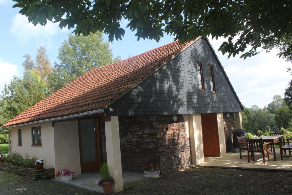 a small house with a red roof at Marion's Cottage in Le Mesnil-Villeman