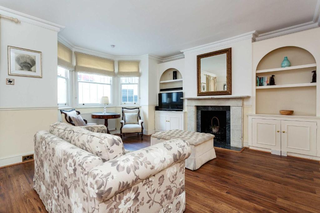 A seating area at Veeve - Charming 1 bed just off King&rsquo;s Road Chelsea 