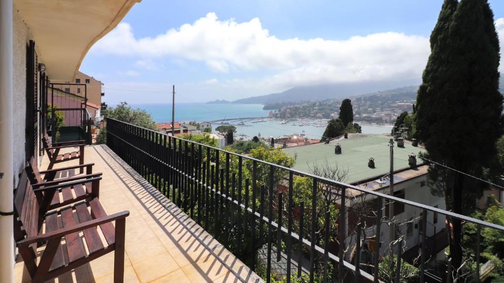 un balcón de un edificio con vistas al agua en Italianway - San Bartolomeo 7 en Rapallo