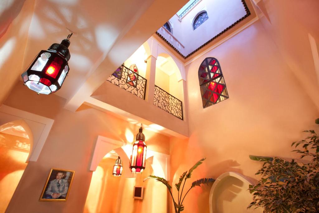 TV a/nebo společenská místnost v ubytování Riad Le Rubis