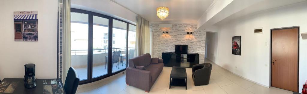 ママイアにあるLake Divine Apartment 11のリビングルーム(ソファ、テーブル、椅子付)