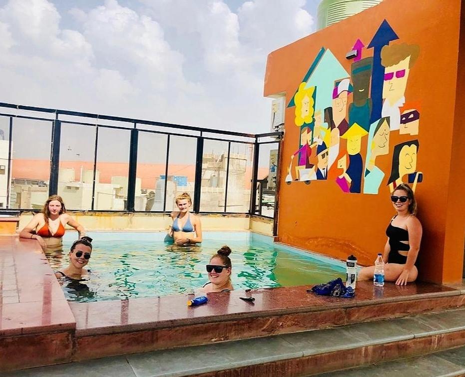 um grupo de mulheres em uma piscina em Gypsy Monkey em Jaipur