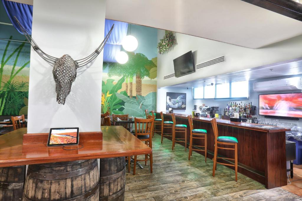 Un restaurante o sitio para comer en San Juan Airport Hotel