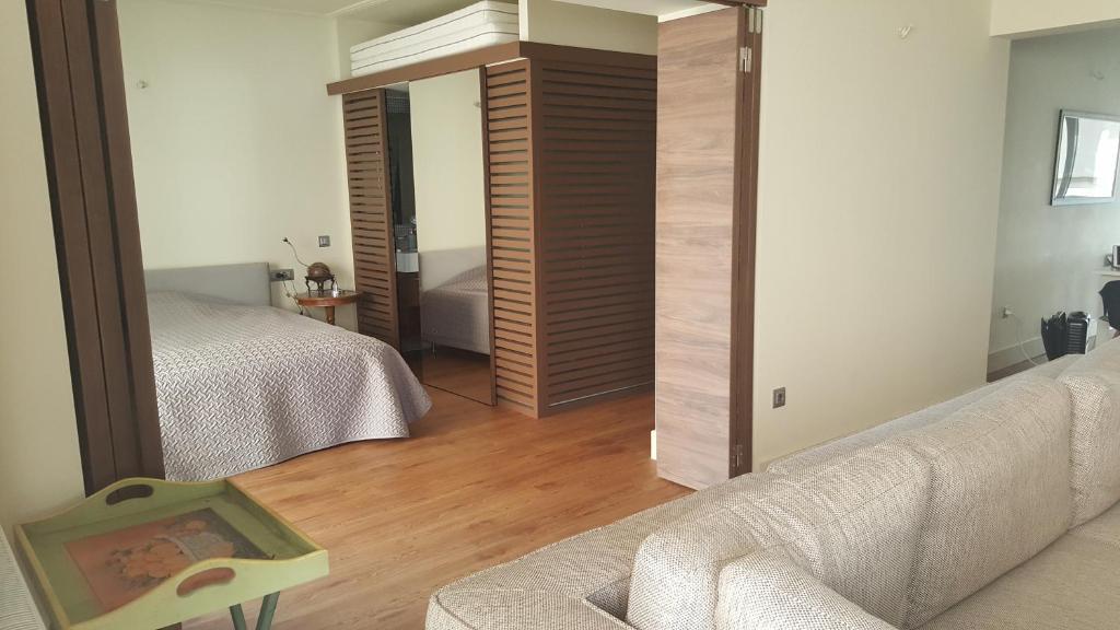 Posteľ alebo postele v izbe v ubytovaní Captains 2-Bedroom Suite in Athens Nea Smyrni