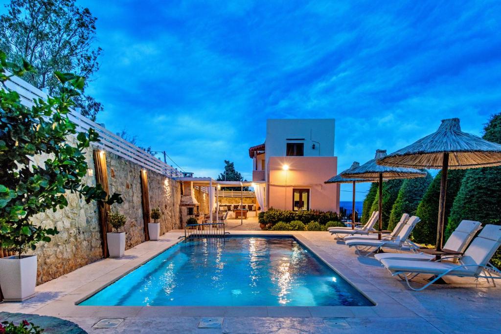 Bazén v ubytovaní Elmyra Villa, Heated Pool & Walking to beach, By ThinkVilla alebo v jeho blízkosti