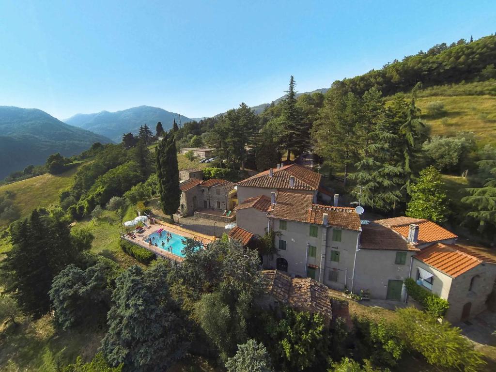 vista aerea di una casa su una collina con piscina di Agriturismo Corboli a Vernio