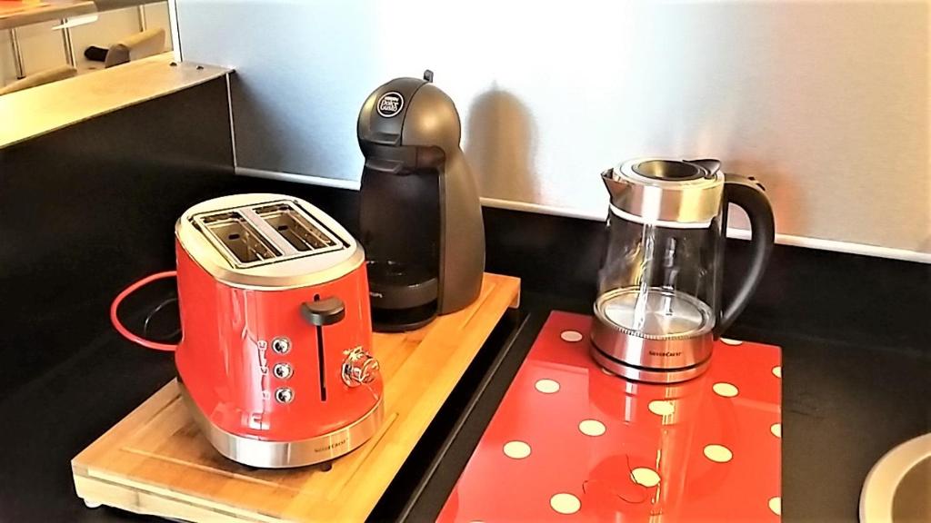 a toaster and a blender sitting on a counter at LILWENN in Guidel