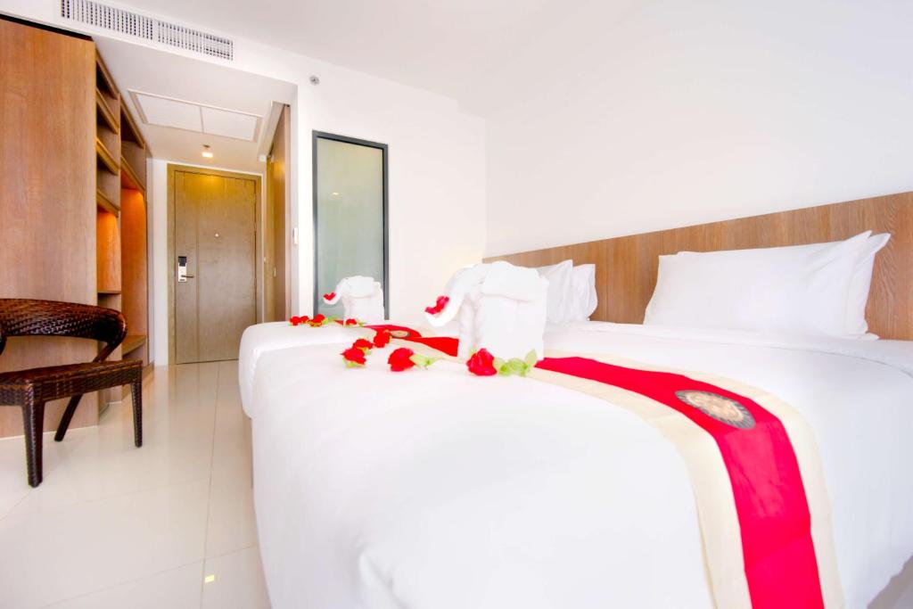 Postel nebo postele na pokoji v ubytování Phoenix Hotel Karon Beach