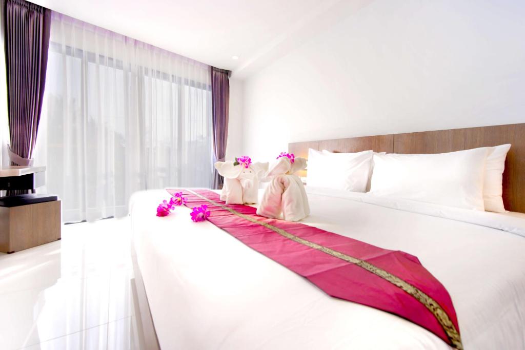 Postel nebo postele na pokoji v ubytování Phoenix Hotel Karon Beach