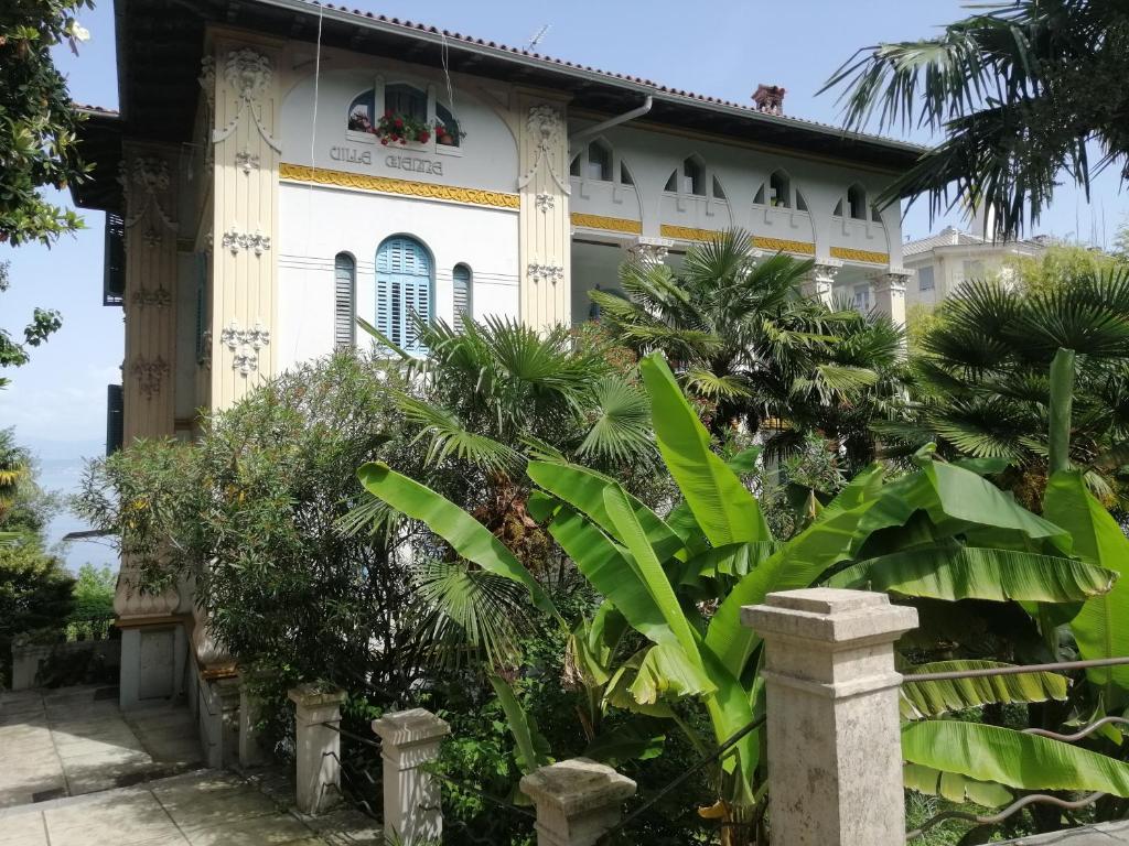 ロヴランにあるStudio apartman Villa Giannaの前に植物がある建物