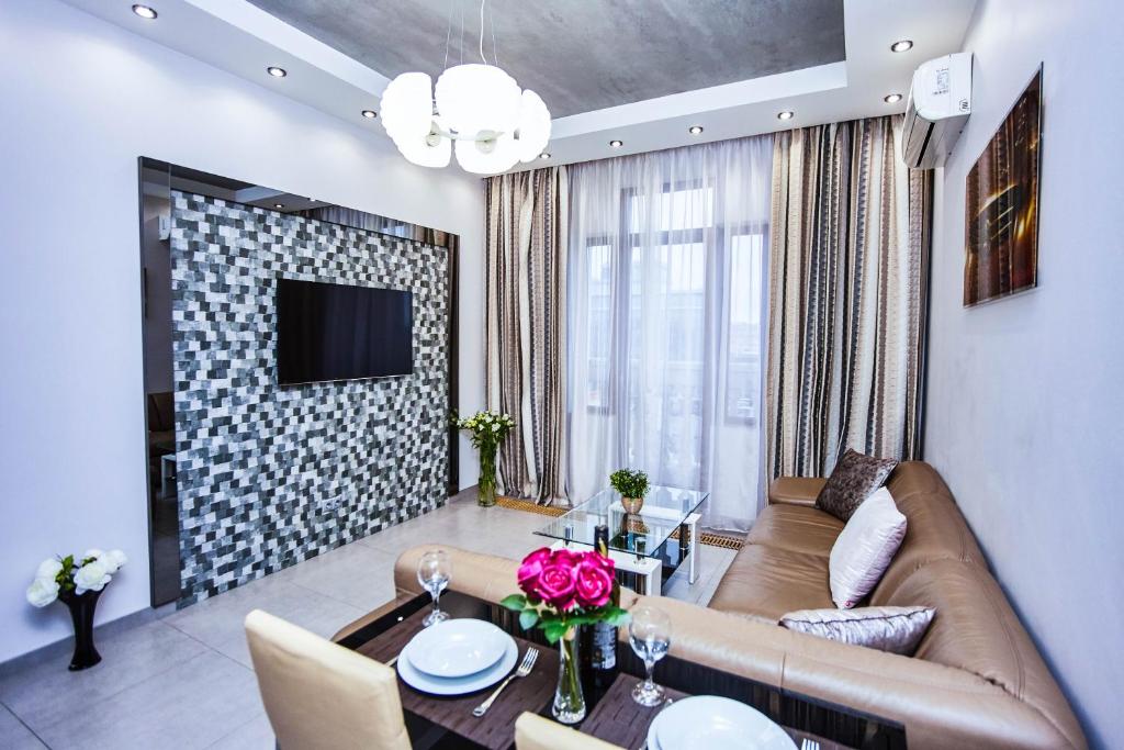 un soggiorno con divano e tavolo di Apartment Grecheskie a Odessa