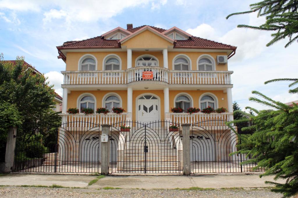 una casa con una puerta delante de ella en Casa Monica, en Băile Felix