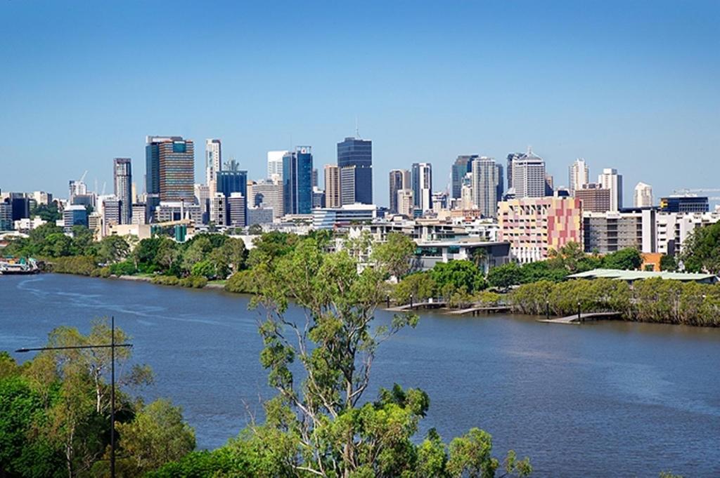 Blick auf eine Stadt mit Fluss und Gebäuden in der Unterkunft Chasely Apartment Hotel in Brisbane