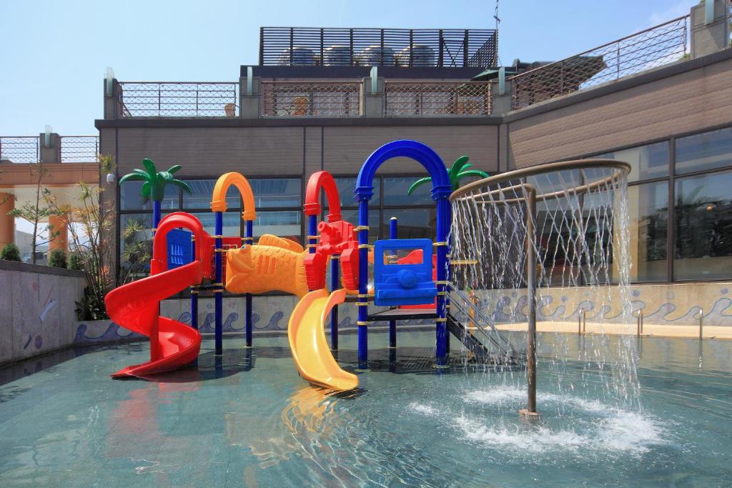 a water park with a playground with a water slide at Jin Yong Quan Spa Hotspring Resort in Wanli District