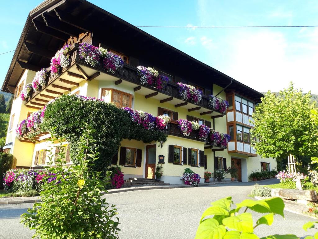 ein Gebäude mit Blumen auf der Seite in der Unterkunft Apartment Wegscheider in Kötschach