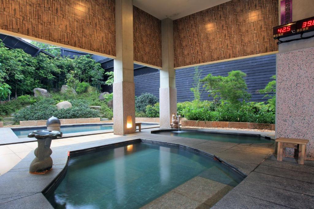 a swimming pool in the middle of a building at Jin Yong Quan Spa Hotspring Resort in Wanli District