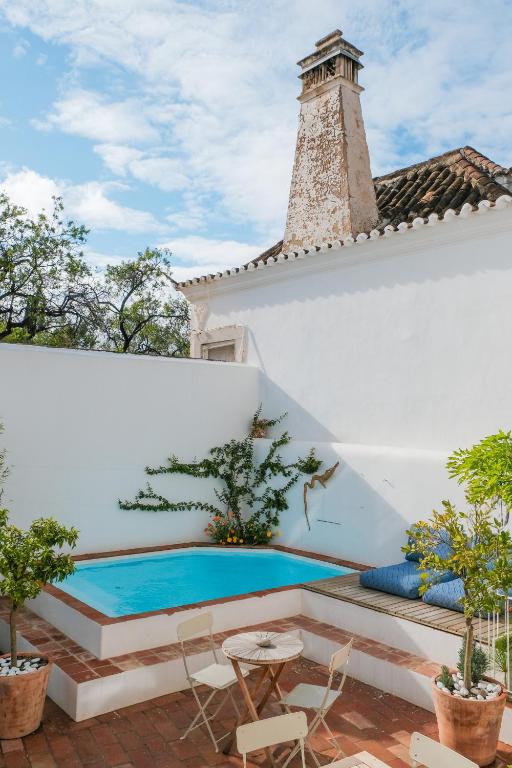 een zwembad in de achtertuin van een huis bij São Paulo Boutique Hotel - SPBH in Tavira