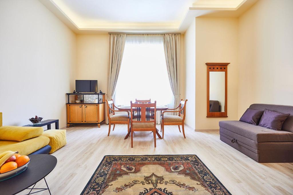 ein Wohnzimmer mit einem Sofa und einem Tisch in der Unterkunft King-Kongs luxury cave in Budapest