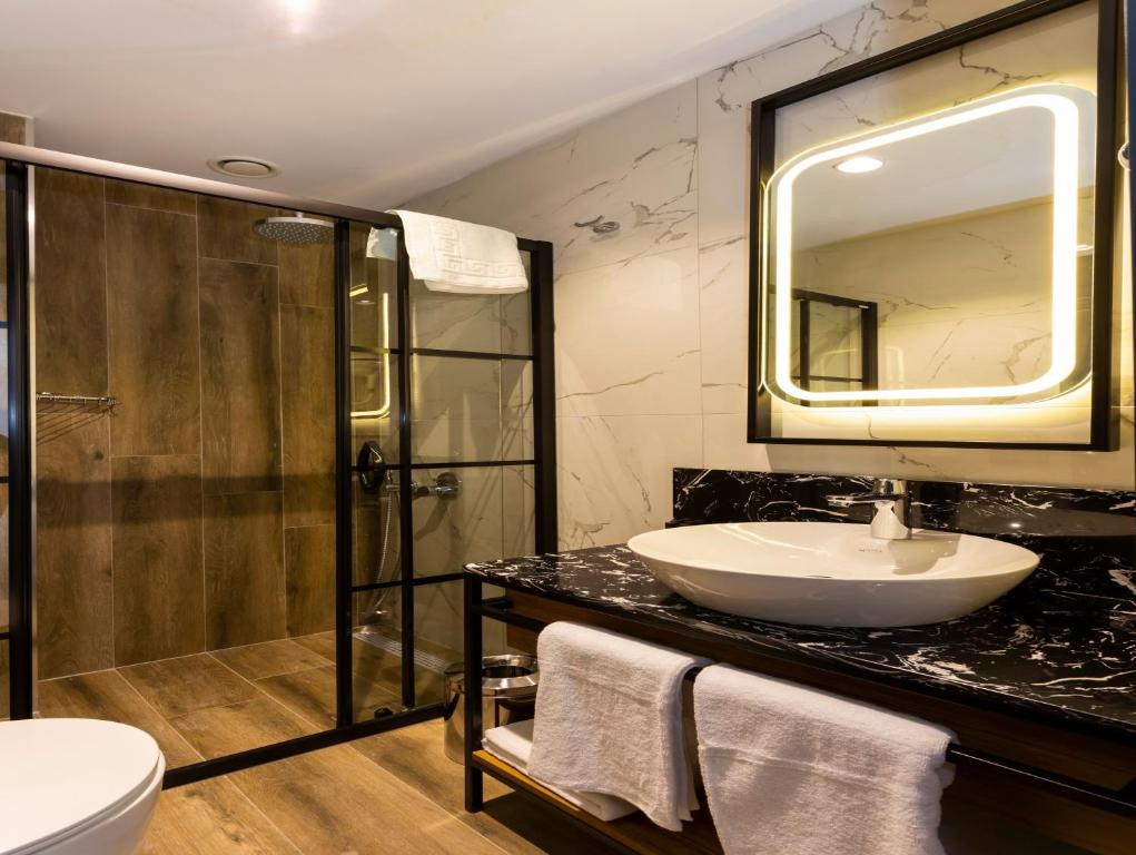 A bathroom at Nox Suite