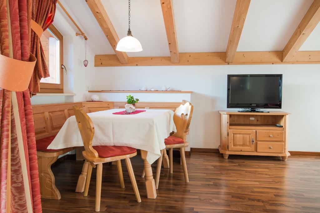 Televízia a/alebo spoločenská miestnosť v ubytovaní Törggelehof