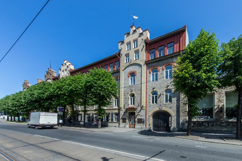 un grand bâtiment en briques sur le côté d'une rue dans l'établissement Mere Street Stylish Studio near Rotermanni quarter, à Tallinn