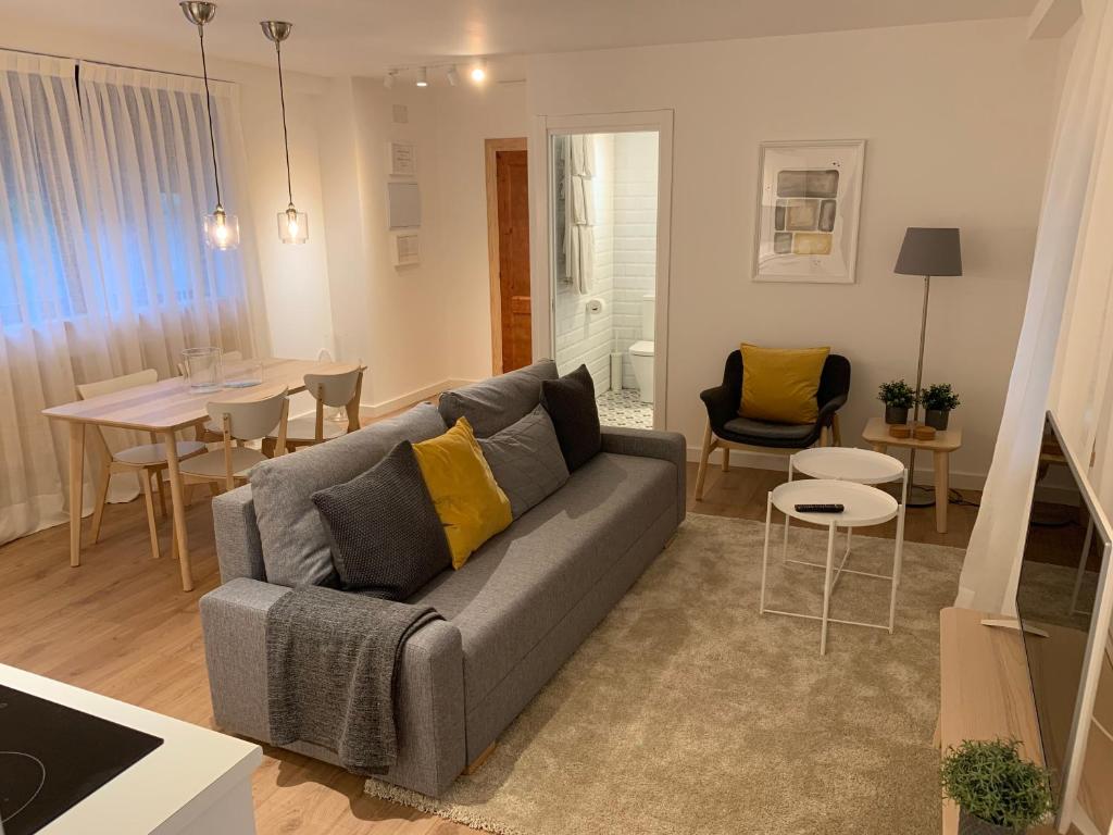 a living room with a couch and a dining room at Apartamento El Estanque - HA Peña Santa in Benia