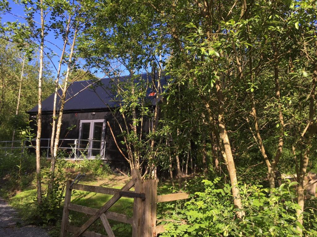 una valla de madera frente a una casa en Alder Cabin en Kilkenny