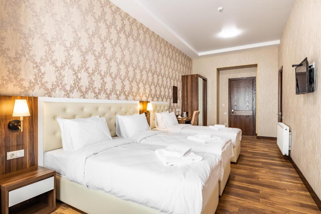 Postel nebo postele na pokoji v ubytování Ornament Hotel