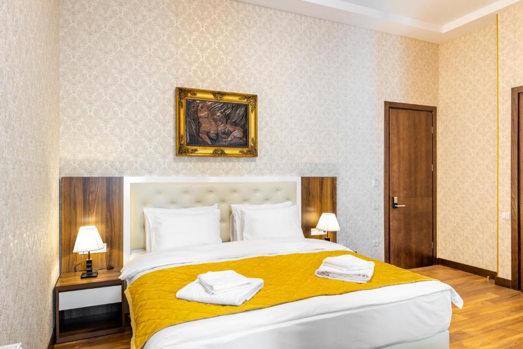 Postel nebo postele na pokoji v ubytování Ornament Hotel