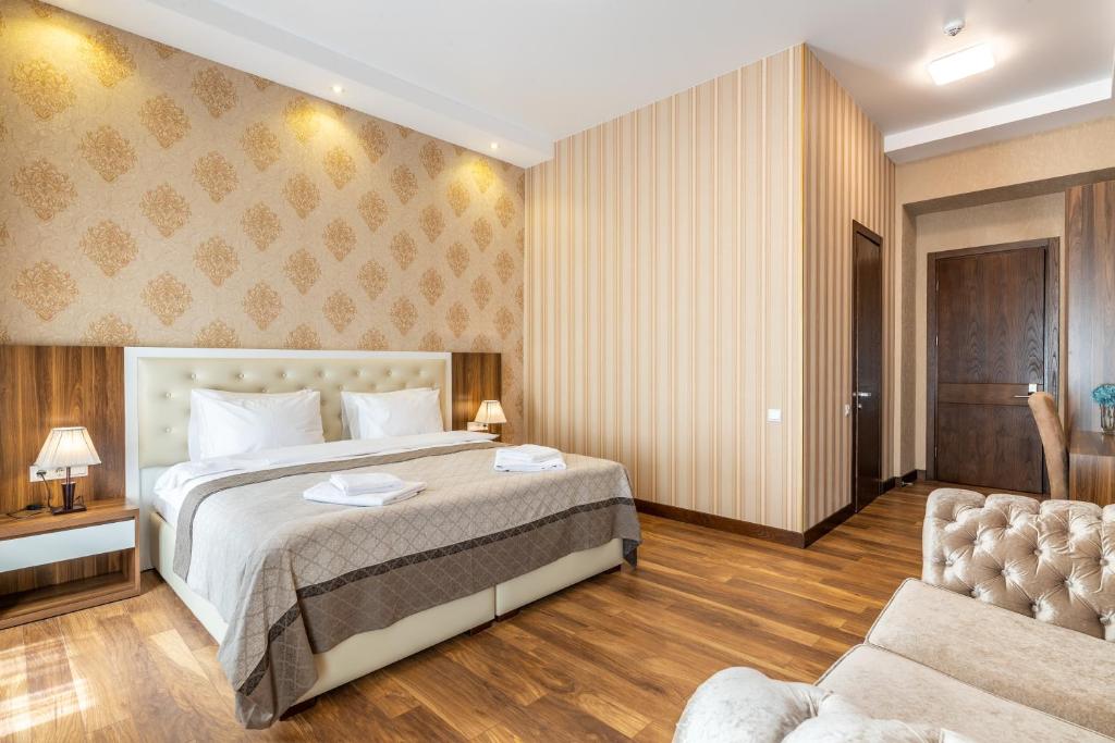 Postel nebo postele na pokoji v ubytování Ornament Hotel