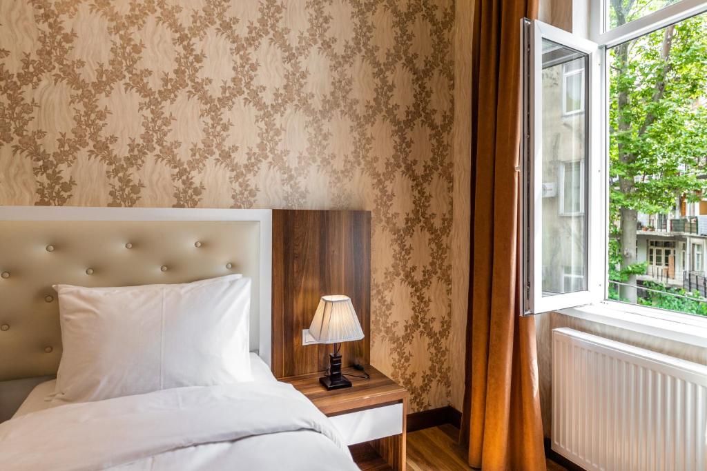 Postel nebo postele na pokoji v ubytování Ornament Hotel