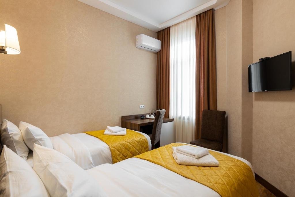 Postel nebo postele na pokoji v ubytování Ornament Hotel