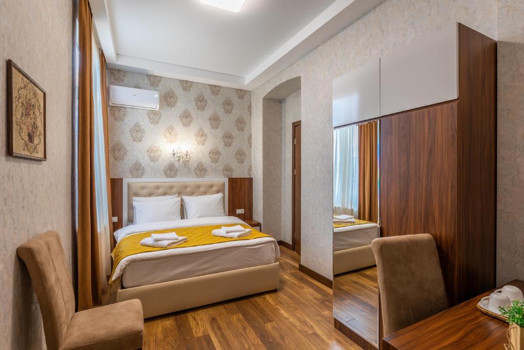Postel nebo postele na pokoji v ubytování Ornament Hotel