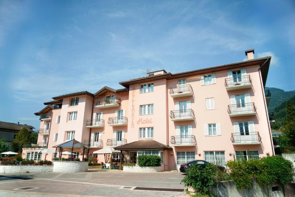 Nespecifikovaný výhled na hory nebo výhled na hory při pohledu z hotelu