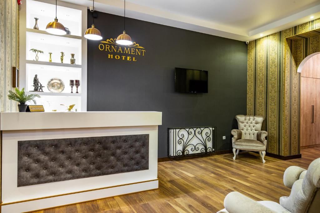 TV a/nebo společenská místnost v ubytování Ornament Hotel