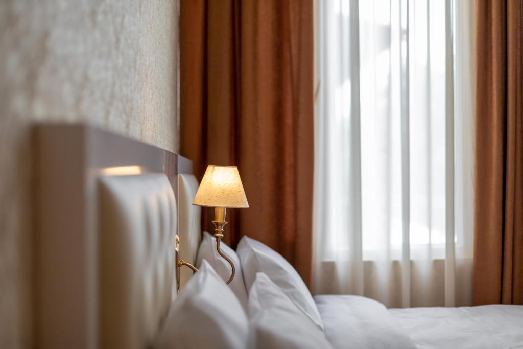 Postel nebo postele na pokoji v ubytování Ornament Hotel