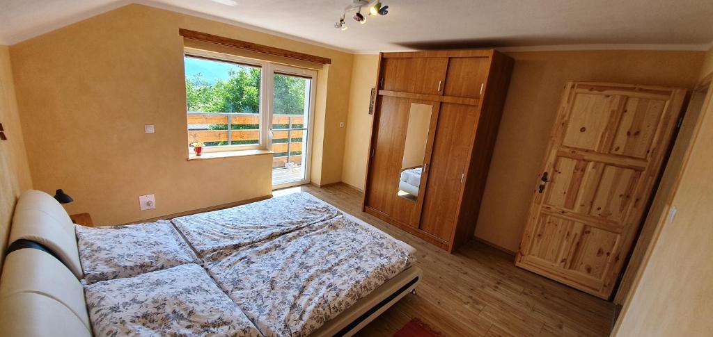 sypialnia z łóżkiem i oknem w obiekcie Tree w Bledzie