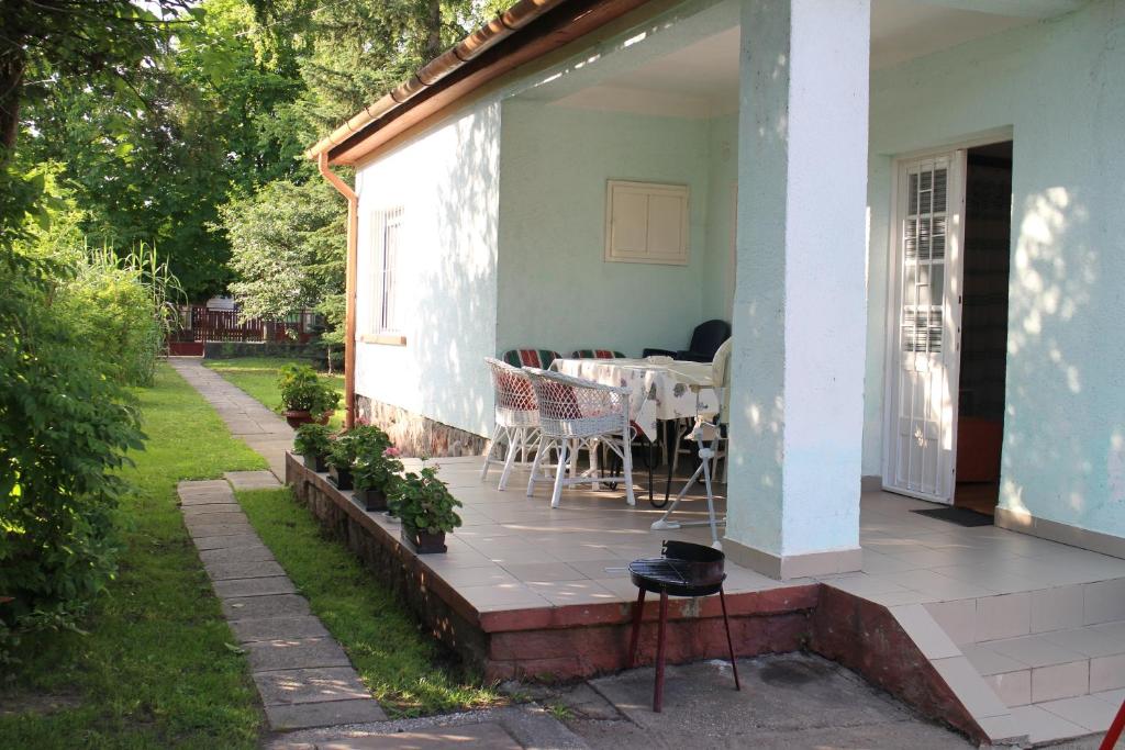 シオーフォクにあるEvelin Nyaralóházの家の中のパティオ(テーブル、椅子付)