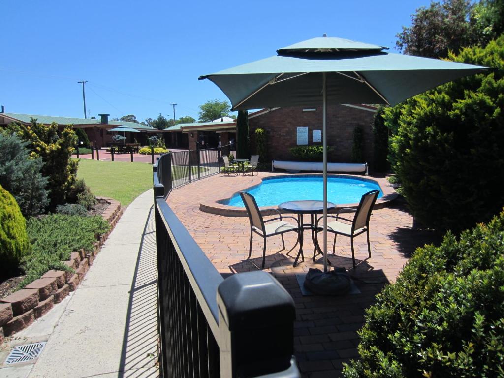 a patio area with a patio table and chairs at Stannum Lodge Motor Inn in Stanthorpe
