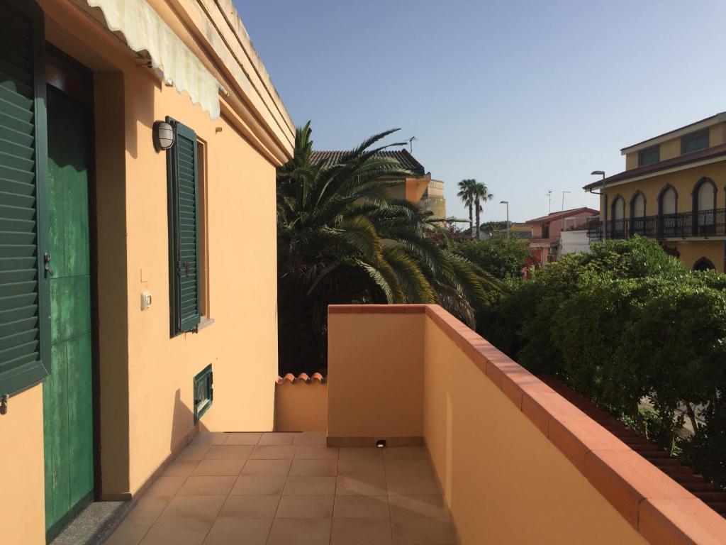 un balcone di una casa con alberi e cespugli di Casa Maris a Torre Grande