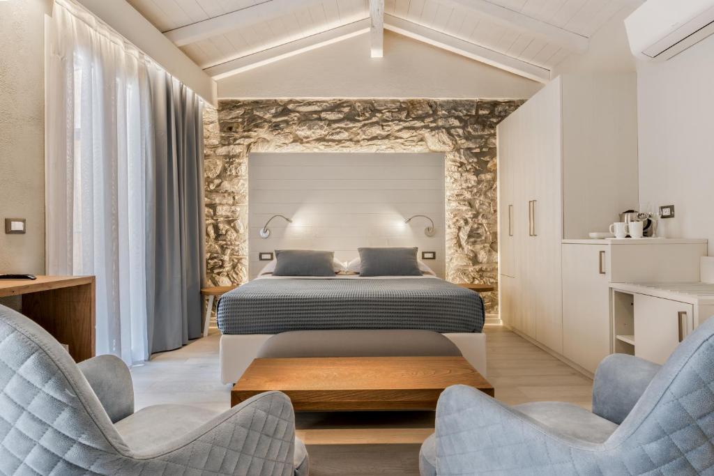 a bedroom with a bed and two chairs at Amanarola in Manarola