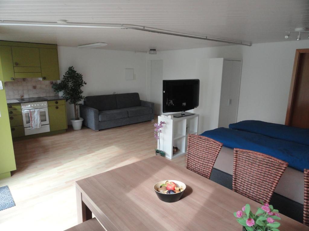 uma sala de estar com uma cama e uma mesa com uma tigela em Chill and Adventure em Ersigen