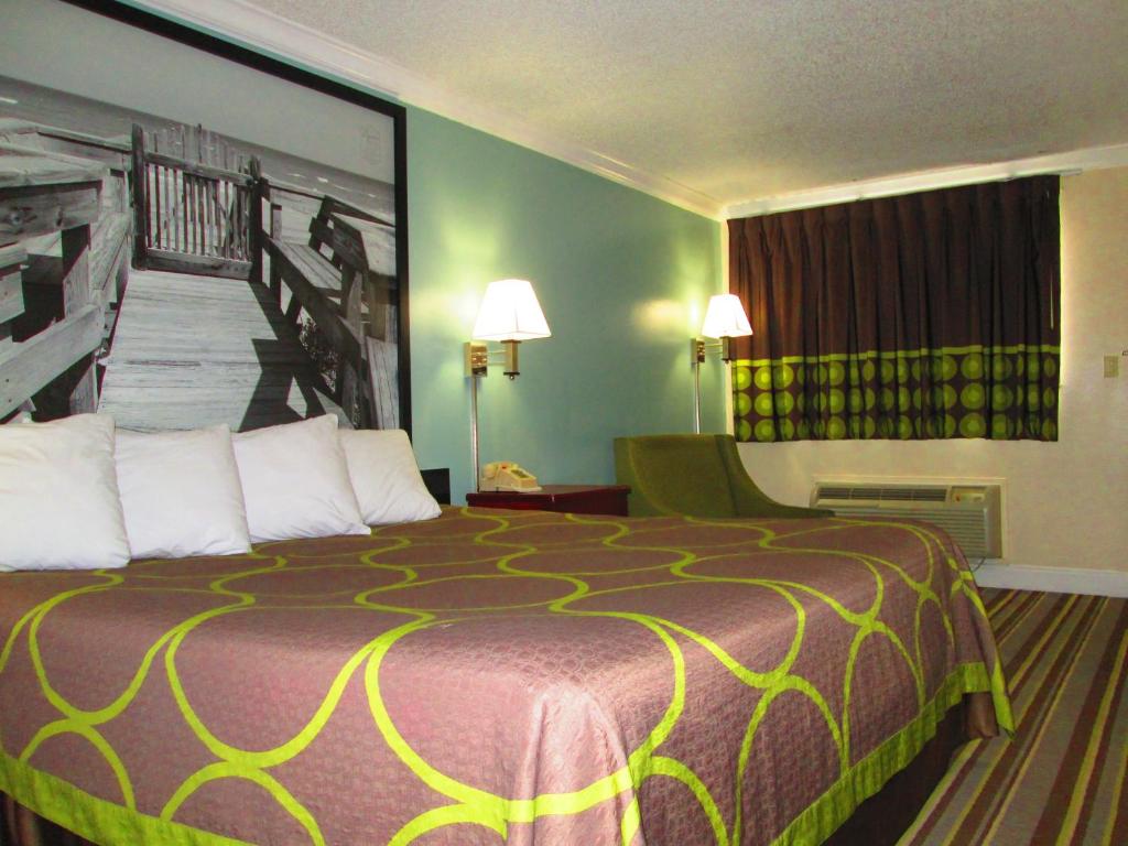 Super 8 by Wyndham Ft Walton Beach - King Room With Spa Bath - Non Smoking