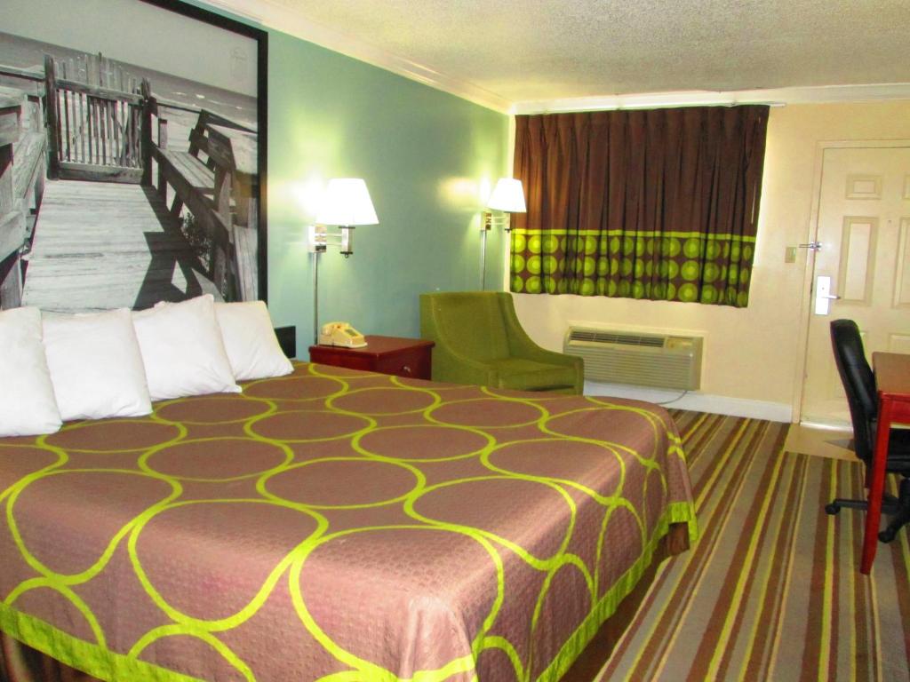 Super 8 by Wyndham Ft Walton Beach - King Room - Non-Smoking