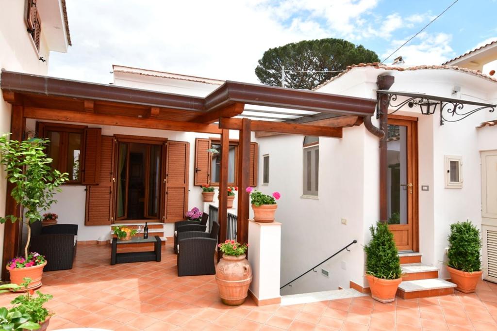 a house with a patio with plants at Il Centro Storico Ravello in Ravello