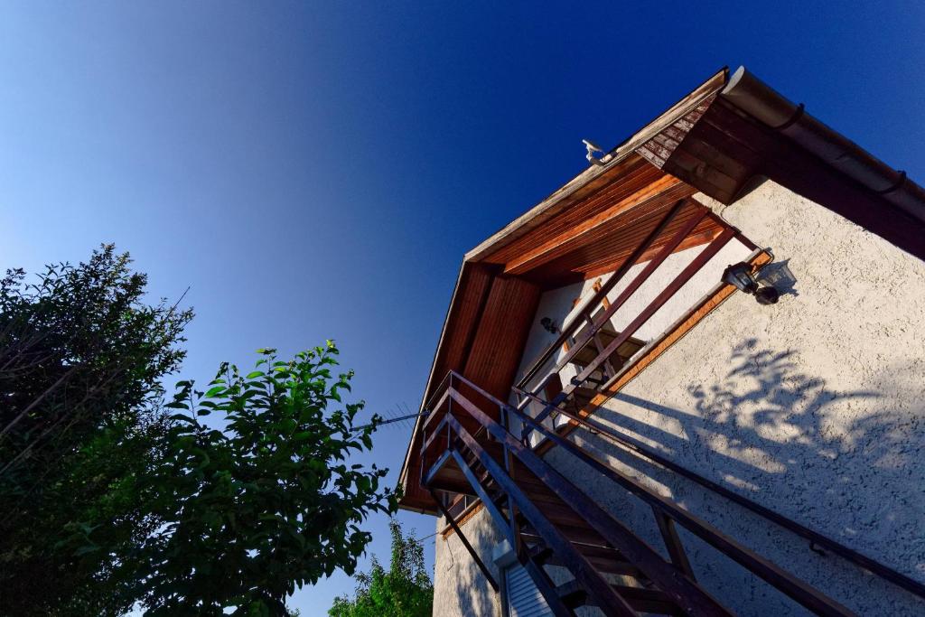 Budova, v ktorej sa apartmán nachádza