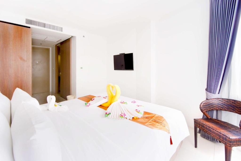 TV a/nebo společenská místnost v ubytování Phoenix Hotel Karon Beach