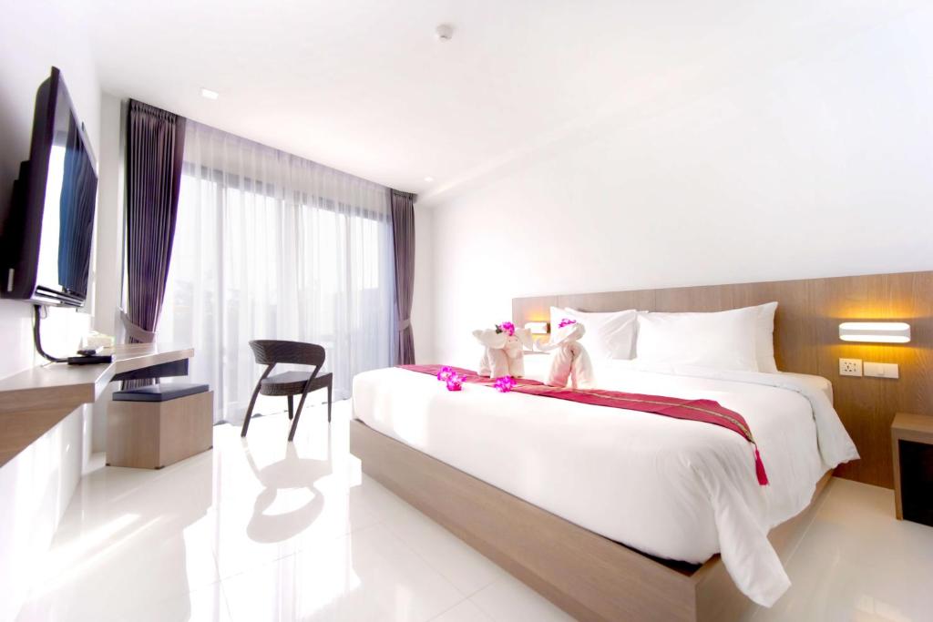 TV a/nebo společenská místnost v ubytování Phoenix Hotel Karon Beach